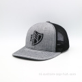 Merkstijl mesh grijze geborduurde trucker hoed